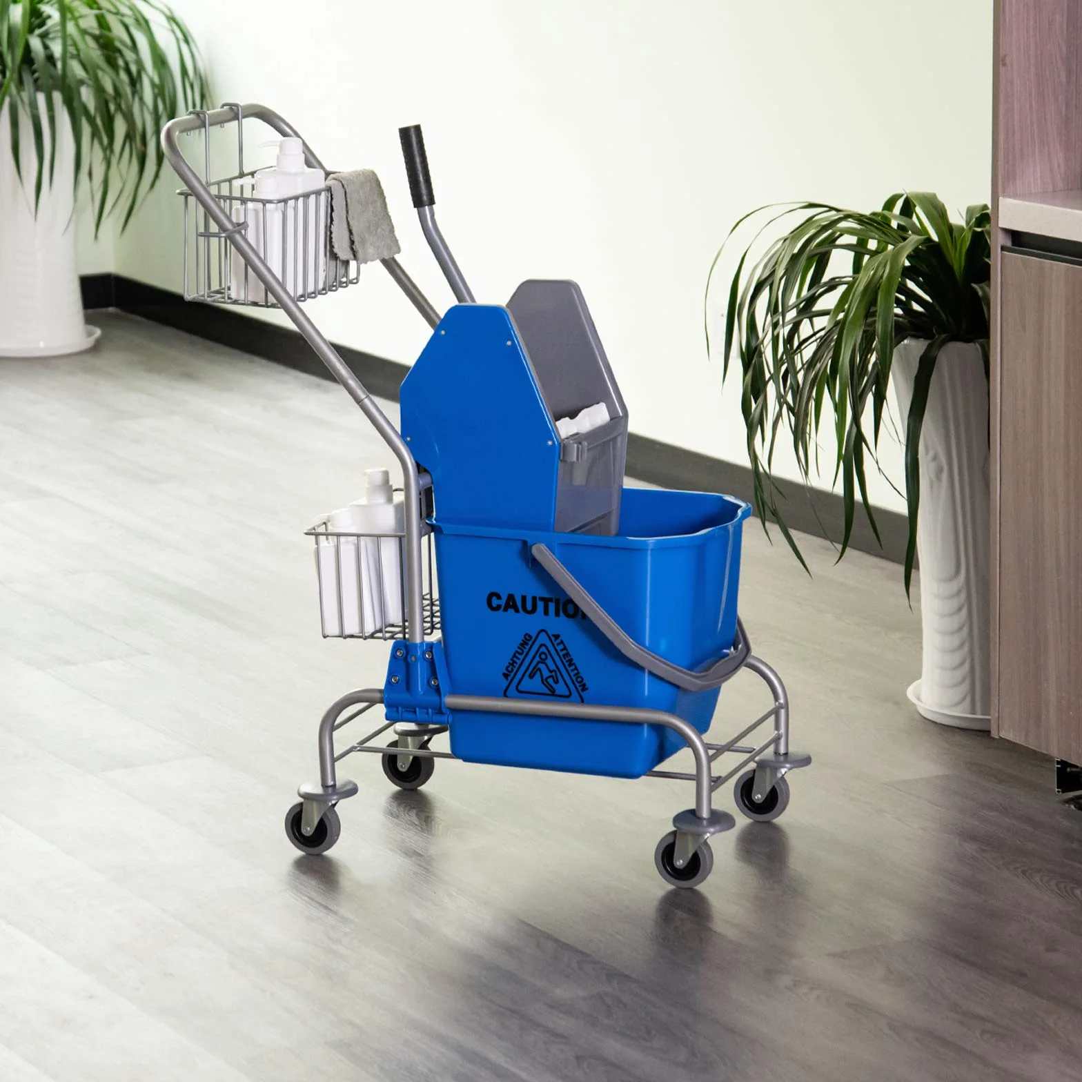 HOMCOM Carrello Pulizie 26L con Secchio Mocio e Strizzatore, 2 Cestini Rete Metallo, Maniglia 4 Ruote, Blu