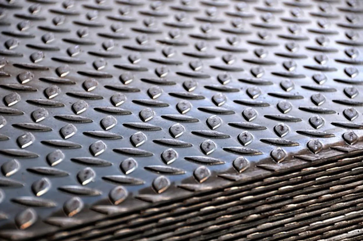 Lamiera Bugnata per pavimenti e tombini alta qualità - Made in Italy - Spessore 5+2 mm di lavorazione superiore a mandorla - Misura 50x50 cm