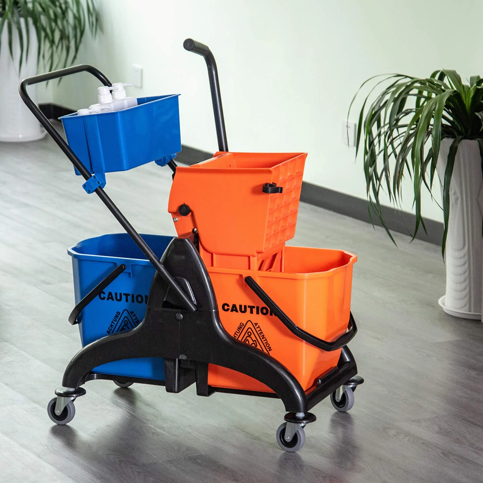 HOMCOM Carrello Pulizie Professionali 2 Secchi Lavapavimenti 26L Strizzatore 4 Ruote 78x45x95 cm Arancione Blu