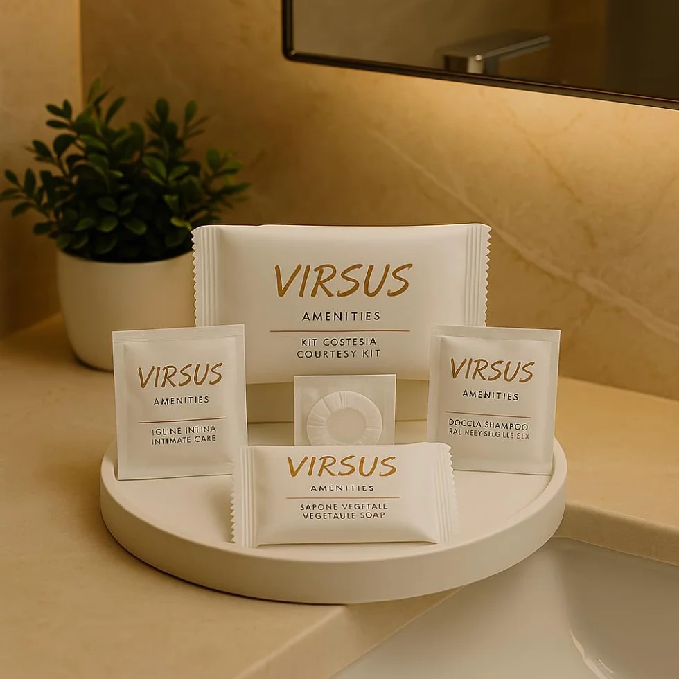 Virsus 400 Pezzi Kit Cortesia in 100 Bustine contenente ognuna: 1 Bustina Igiene intima 10ml, 1 Bustina Doccia Shampoo 10ml, 1 Saponetta 9gr, 1 cuffia monouso per Albergo Hotel B&B, Linea cortesia