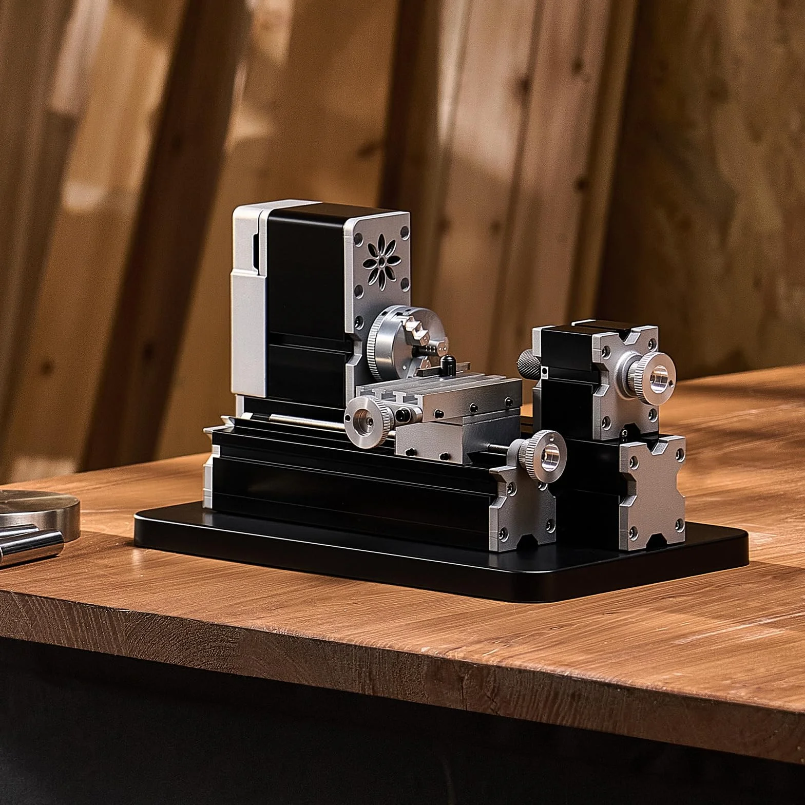 VEVOR Mini Tornio per Metalli Didattico, Potenza 36W, Velocità 20000 Giri al Minuto, con Mandrino 3 Griffe, Volantino in Lega di Alluminio, per Elaborare Metalli Morbidi Legno Plastici 70 x 130 mm
