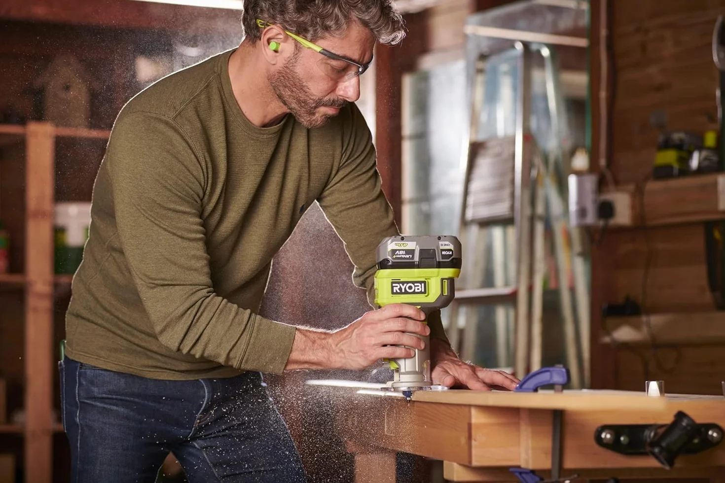 Ryobi RTR18-0, Rifilatore a Batteria 18V One+, Fresatrice per Legno con Luce LED e Accessori Inclusi, 20,000-30,000 giri/min, Regolazione della Profondità di Lavoro, Batteria non Inclusa