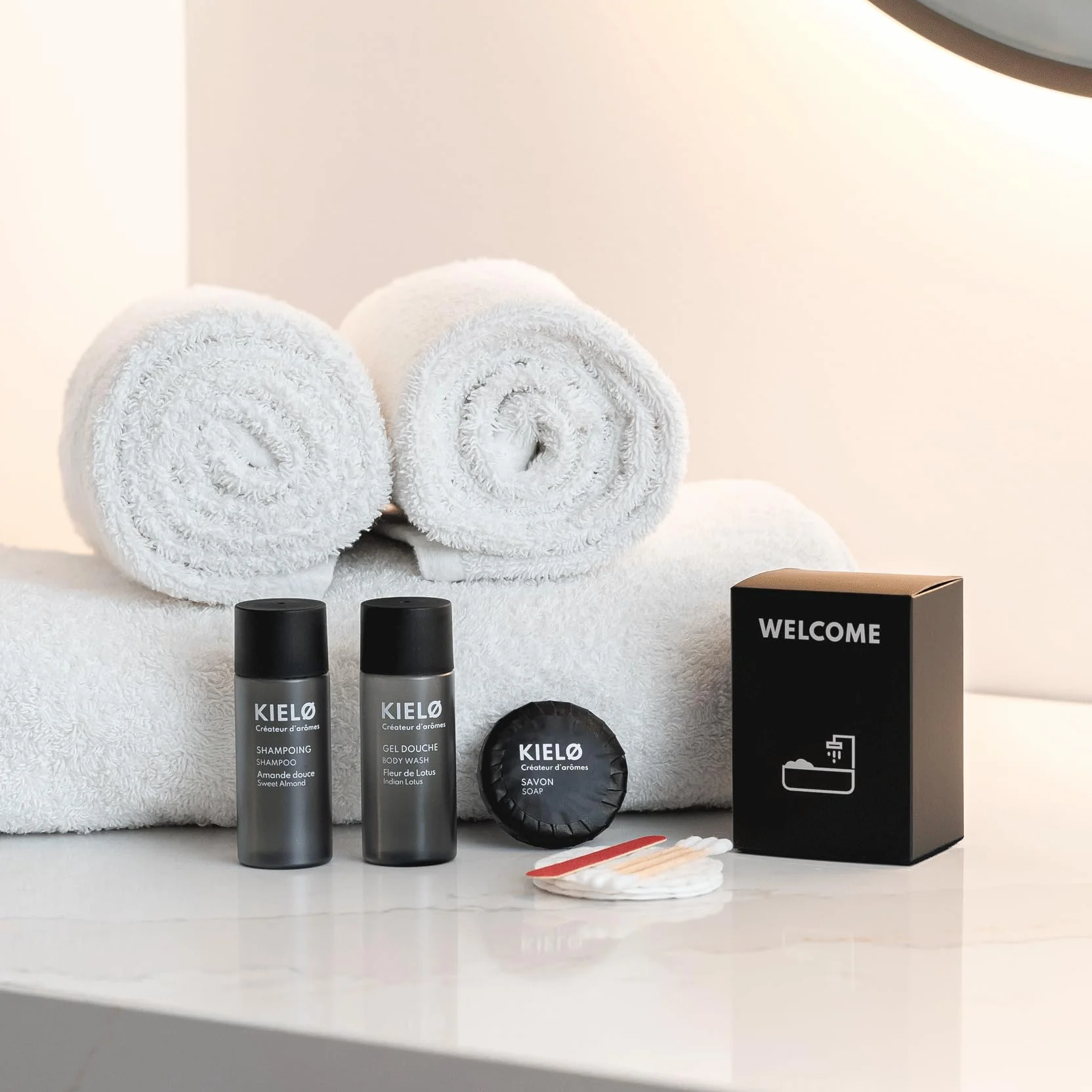 Kit di Benvenuto per Bagno Nero Confezione da 50, Ideale per Affitti Brevi e Airbnb