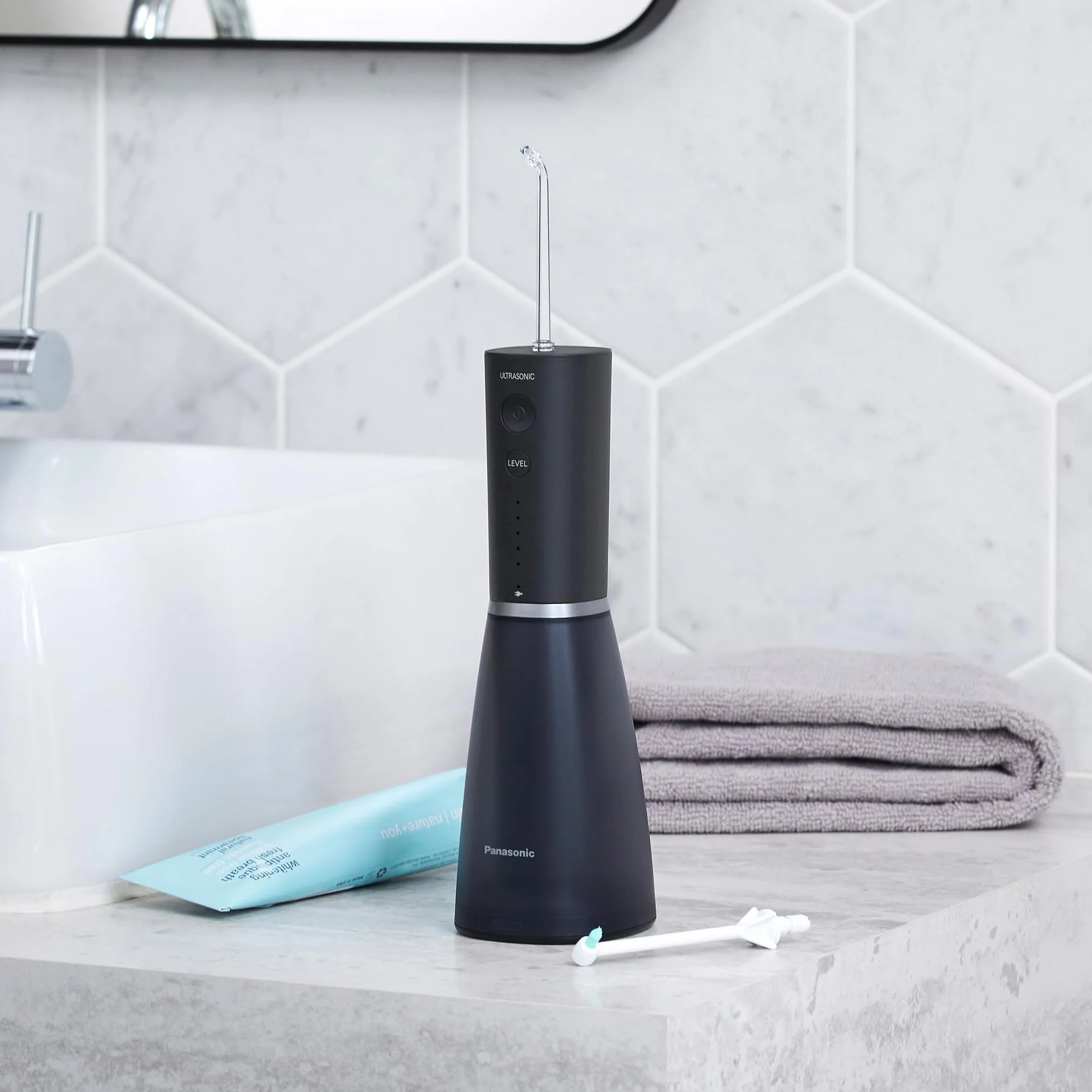 Panasonic Serie 800 Irrigatore Orale a Ultrasuoni EW-DJ86-K503, Idropulsore dentale, 200ml, 1 Ugello a Ultrasuoni e 1 Ugello Ortodontico, 5 Impostazioni di Pressione, Accessorio da Viaggio, Nero