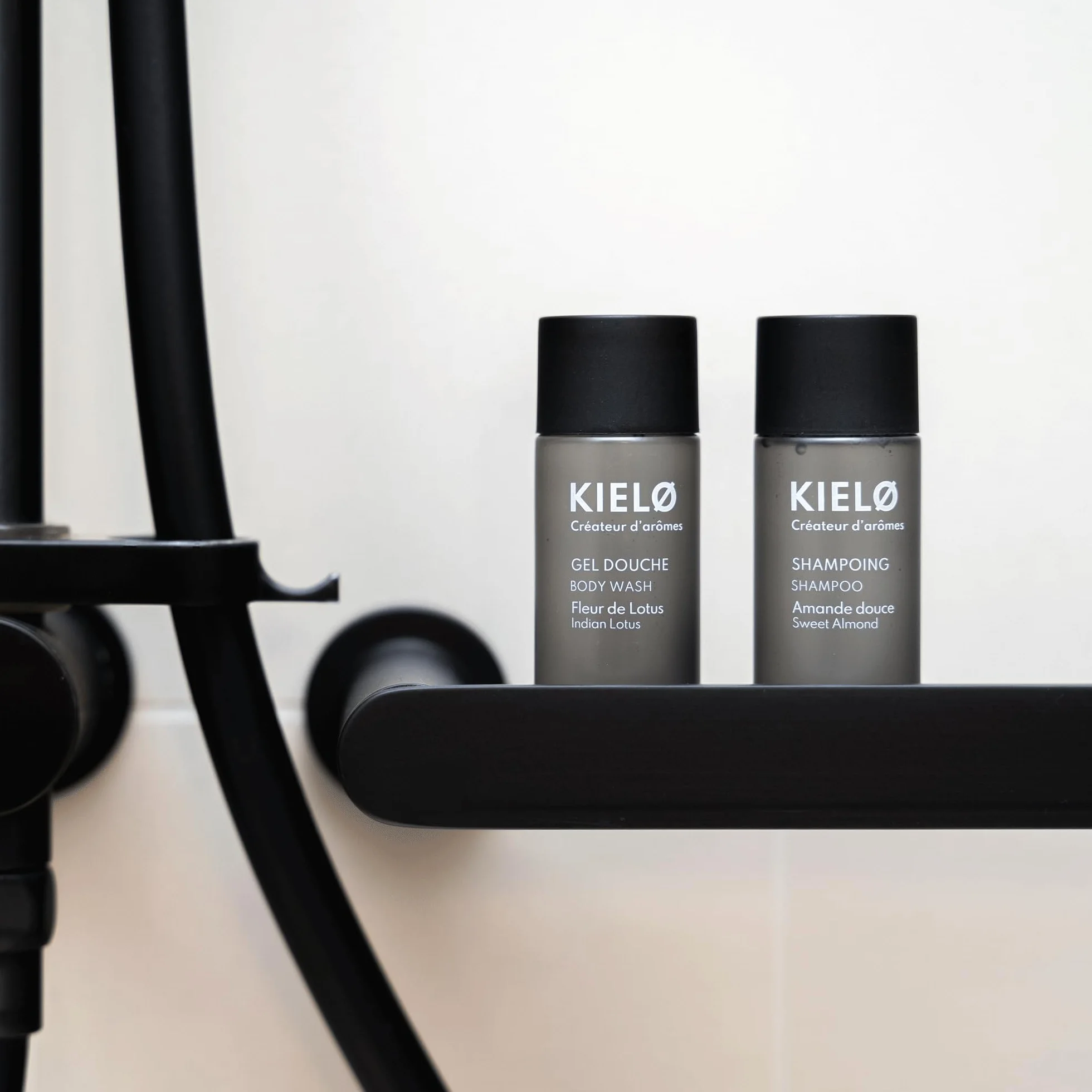 Kit di Benvenuto per Bagno Nero Confezione da 50, Ideale per Affitti Brevi e Airbnb