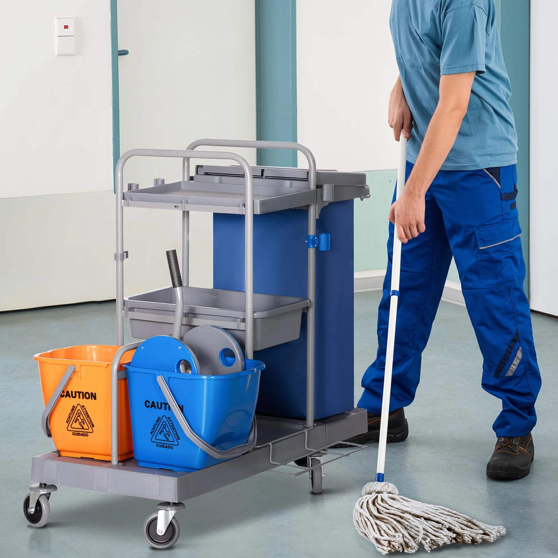 HOMCOM Carrello Pulizie Professionale 3 Ripiani con Sacco Immondizia, Ganci Scopa, Secchio Lavapavimenti Strizzatore Mocio, 5 Ruote, 111x63.3x103 cm, Grigio