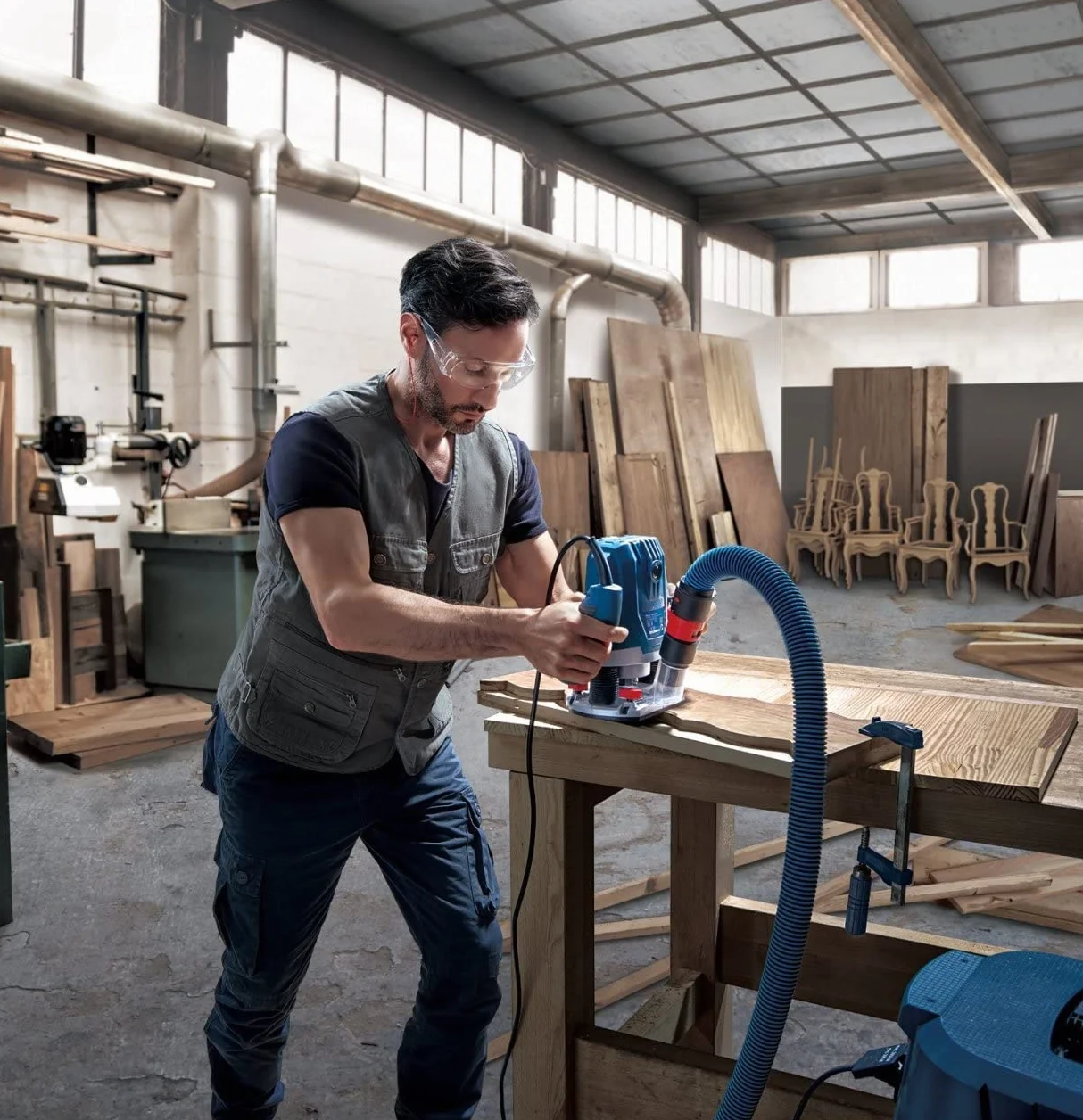 Bosch Professional: Fresatrice verticale GOF 130 (guida parallela, bullone di copia, adattatore per aspirapolvere, mandrino di centraggio, rullo guida, 2 morsetti di fissaggio)