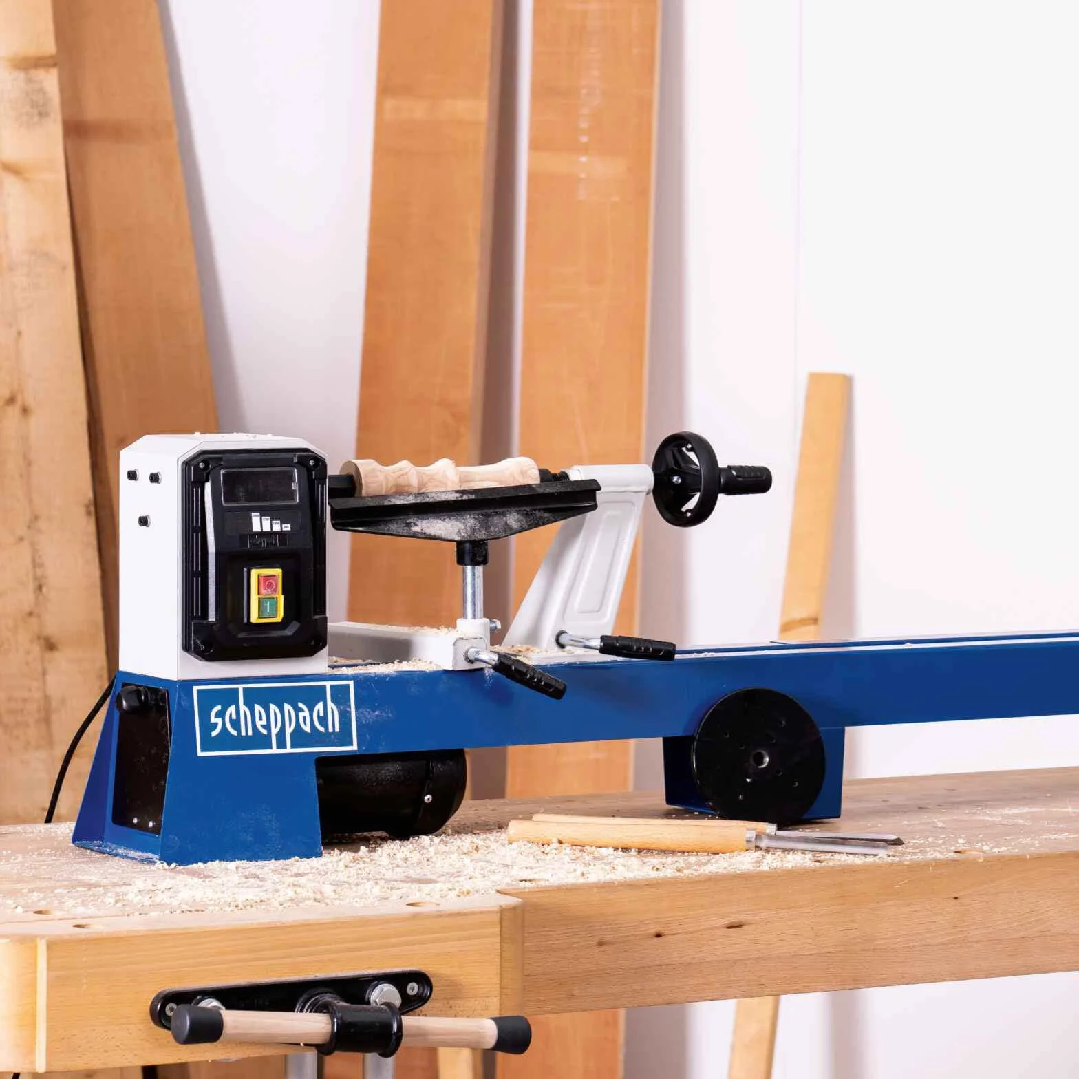 Scheppach DM1100T - Tornio a legno a 4 velocità, potenza 400 W, parti fino a 1000 mm di lunghezza/Ø 350 mm, azionamento con punta a passo M18 dotata di 4 gogli, altezza panca di 175 mm
