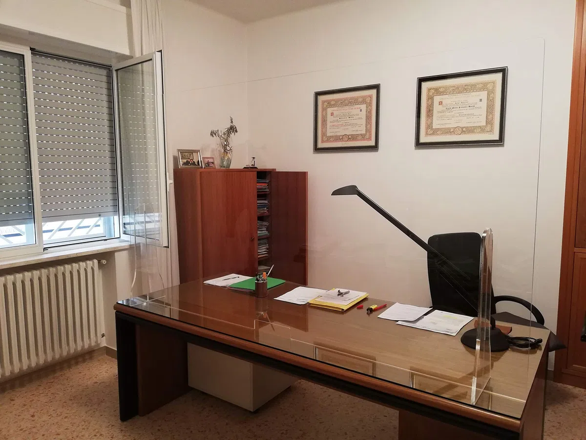 Astroplastic Parafiato Parasputi Paravento Pannello protezione con feritoia, SU MISURA - Barriera in plexiglass 4mm Trasparente (Cm Altezza 90 x Larghezza 70)