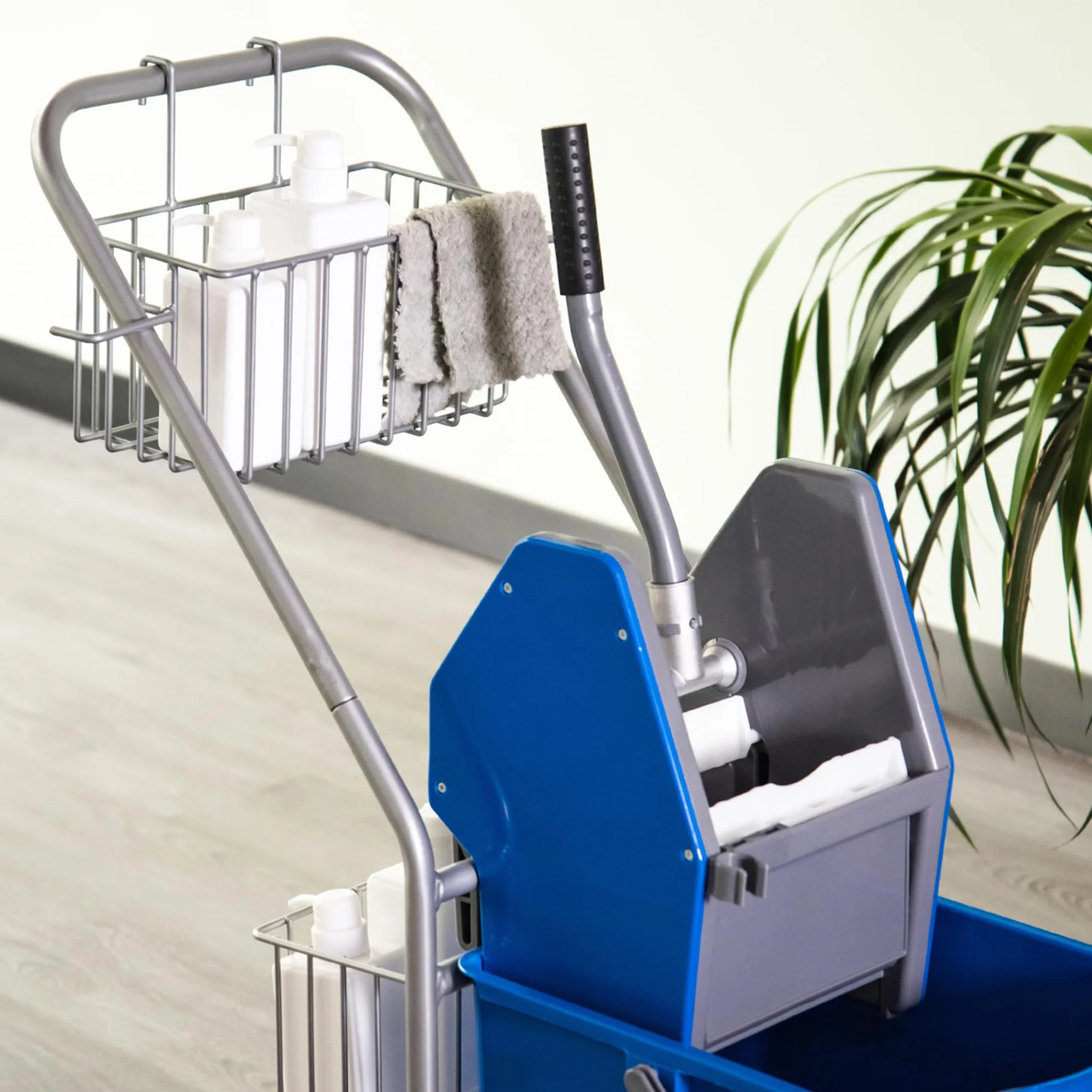 HOMCOM Carrello Pulizie 26L con Secchio Mocio e Strizzatore, 2 Cestini Rete Metallo, Maniglia 4 Ruote, Blu