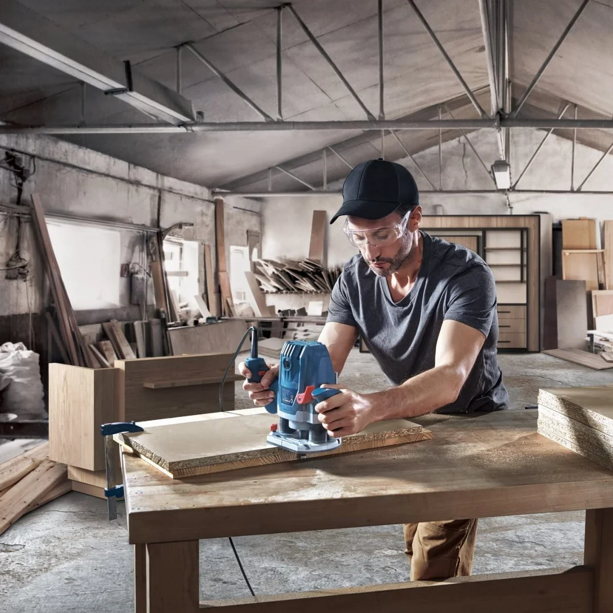 Bosch Professional: Fresatrice verticale GOF 130 (guida parallela, bullone di copia, adattatore per aspirapolvere, mandrino di centraggio, rullo guida, 2 morsetti di fissaggio)