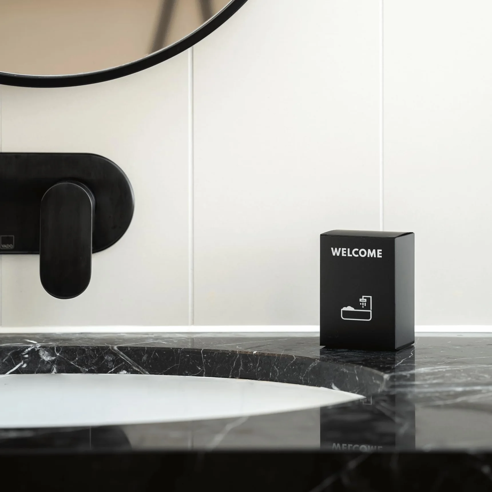 Kit di Benvenuto per Bagno Nero Confezione da 50, Ideale per Affitti Brevi e Airbnb