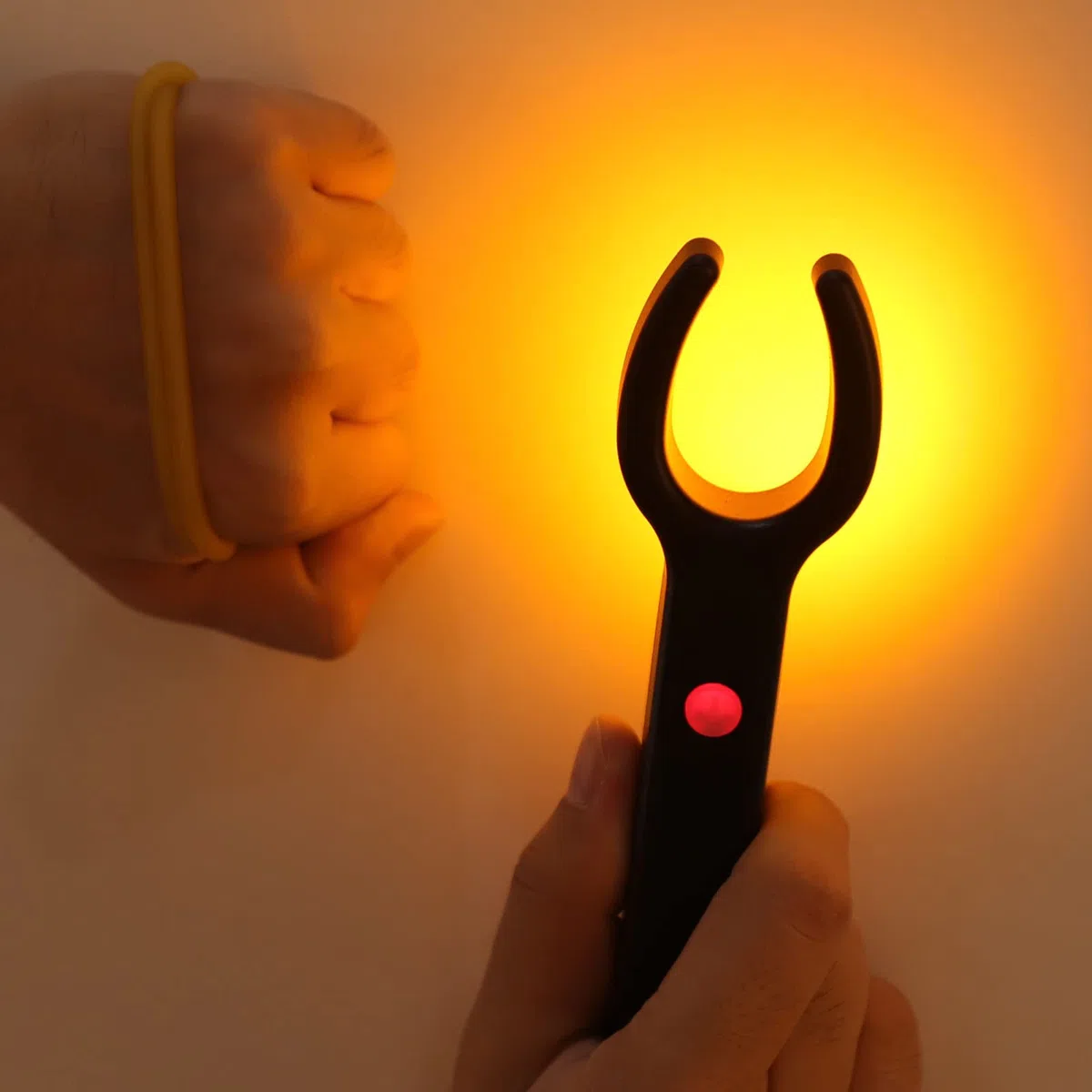 Hyuduo Rilevatore di vene LED portatile luce gialla ABS 153x45x20mm batteria 8 ore ricaricabile USB elastico incluso