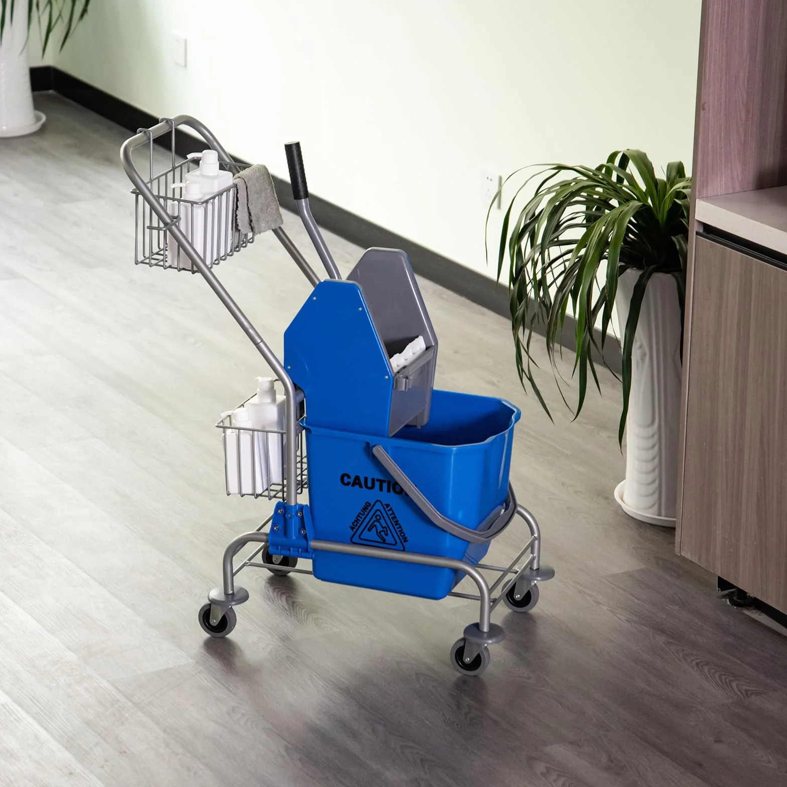 HOMCOM Carrello Pulizie 26L con Secchio Mocio e Strizzatore, 2 Cestini Rete Metallo, Maniglia 4 Ruote, Blu
