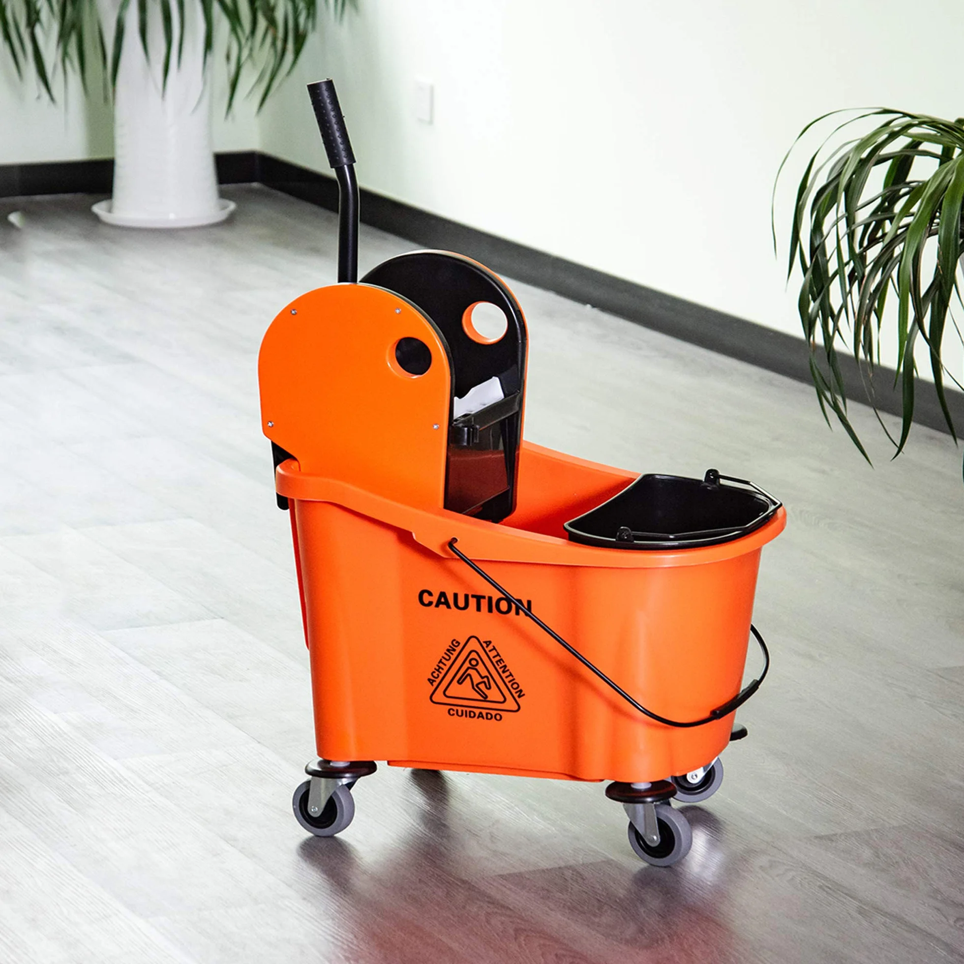 HOMCOM Secchio per Mocio Professionale 36L, Carrello Lavapavimenti con Strizzatore Manuale e 2 Secchi, Arancione e Nero