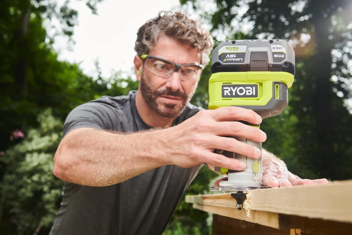 Ryobi RTR18-0, Rifilatore a Batteria 18V One+, Fresatrice per Legno con Luce LED e Accessori Inclusi, 20,000-30,000 giri/min, Regolazione della Profondità di Lavoro, Batteria non Inclusa