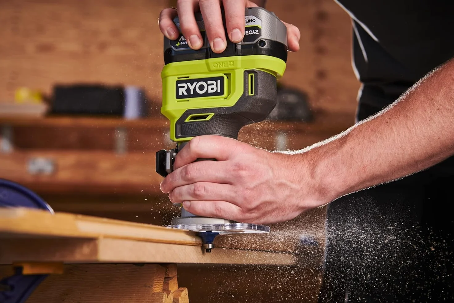 Ryobi RTR18-0, Rifilatore a Batteria 18V One+, Fresatrice per Legno con Luce LED e Accessori Inclusi, 20,000-30,000 giri/min, Regolazione della Profondità di Lavoro, Batteria non Inclusa