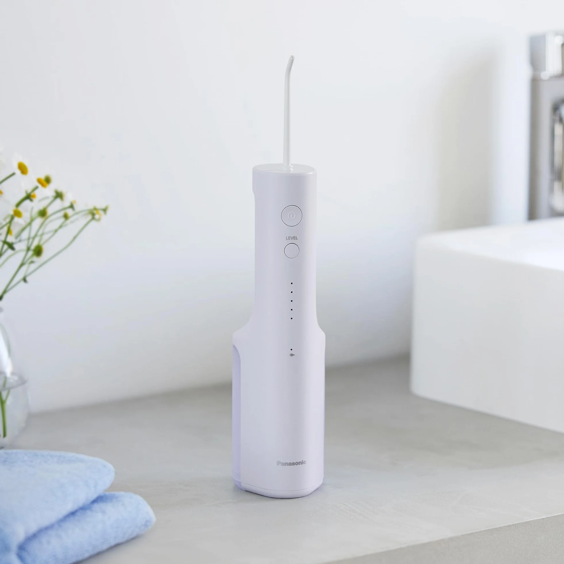 Panasonic Serie 300 Irrigatore Orale EW-DJ26-V303, Idropulsore dentale, 200ml, IPX7, 2 Ugelli Standard, 5 Impostazioni di Pressione, Accessorio da Viaggio, Viola