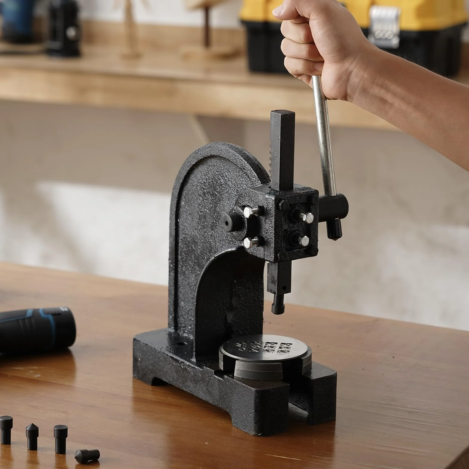 VEVOR Pressa a Perno Manuale 0,5t, Altezza Max 4,6", Ghisa, da Tavolo